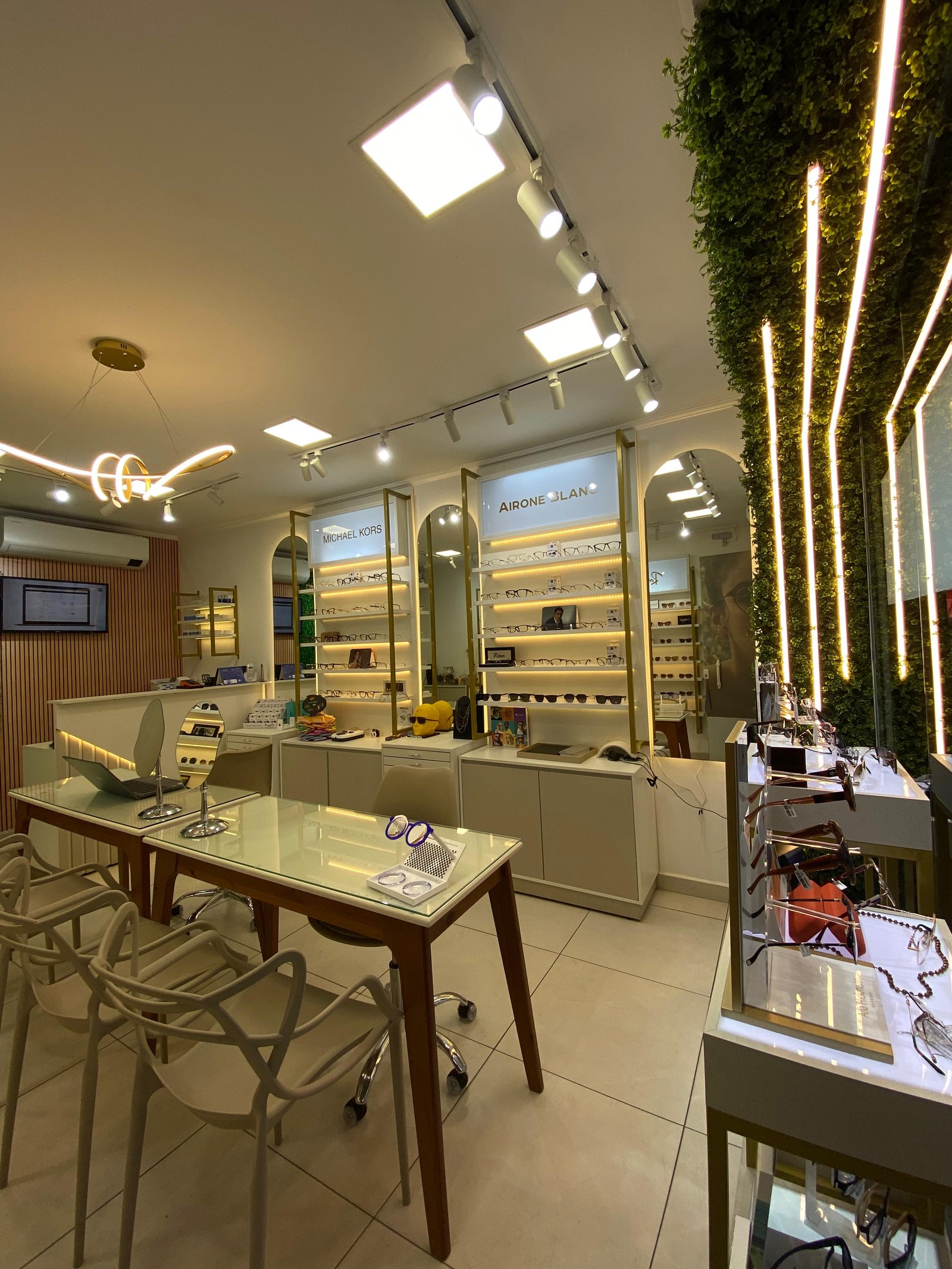 Interior Óticas Kay — Gonzaga